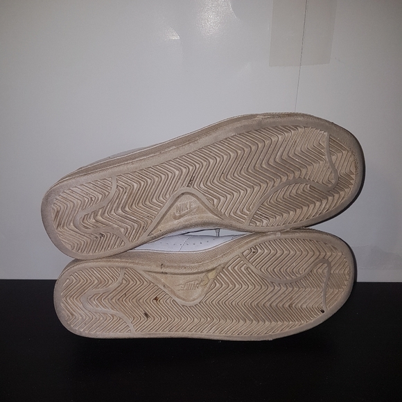 🎾 NIKE TENNIS CLASSIC PREMIUM ALL WHITE GS SIZE 5Y YOUTH SNEAKERS 🎾 - Picture 5 of 7